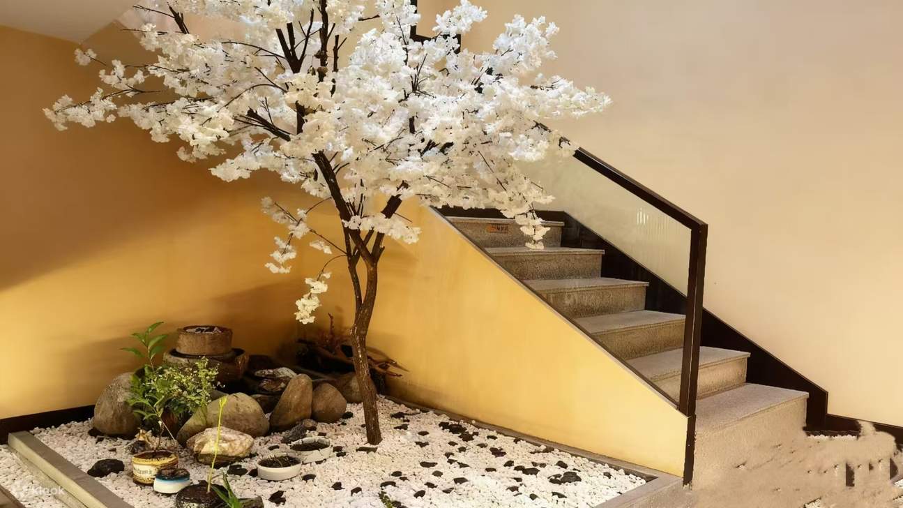 角落打造了一处中式景观，享受富有格调的社交时光